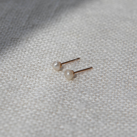 Pearl stud earrings II