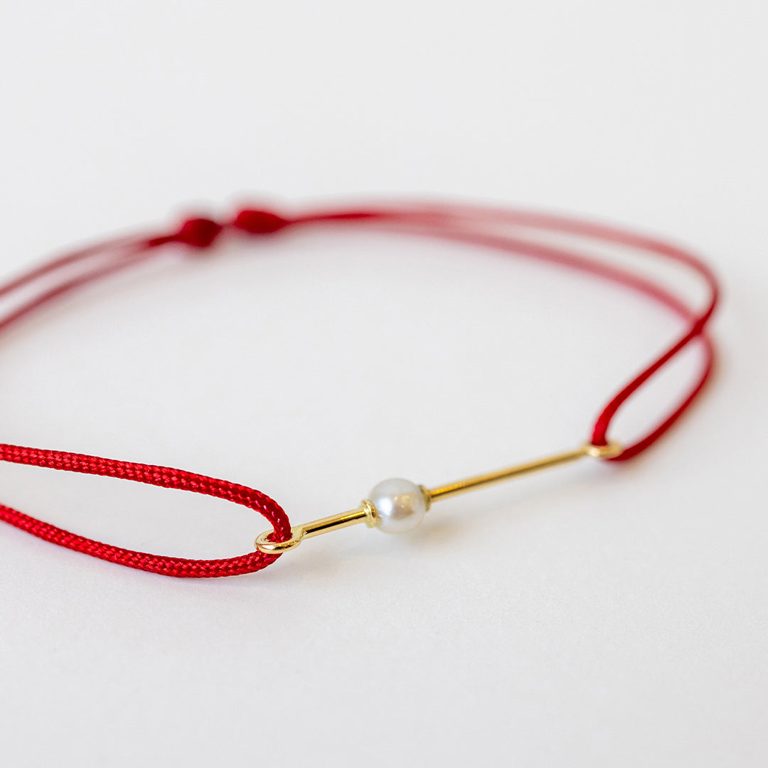 Pearl bracelet on thread